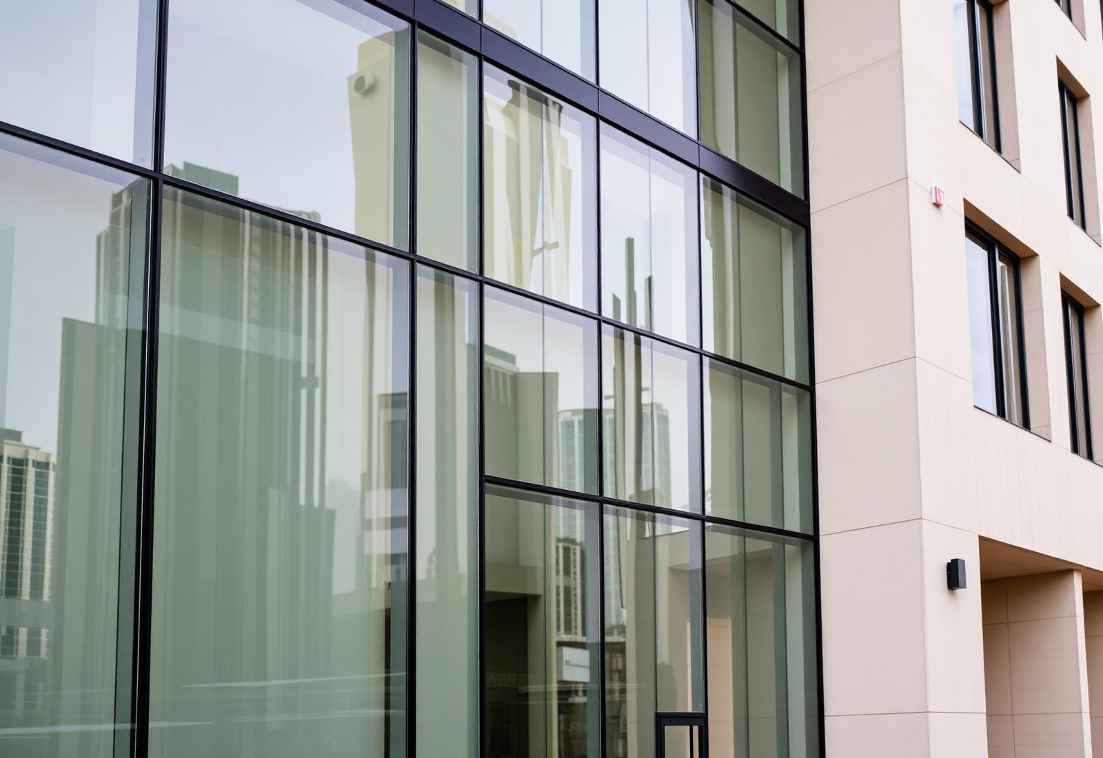 Façade d'un immeuble corporate en verre